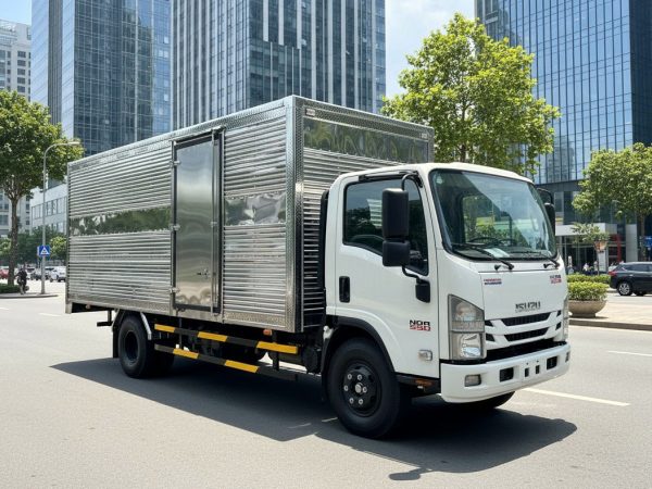 XE TẢI 5 TẤN ISUZU NQR550: NQR75LE5 THÙNG DÀI 5.6M