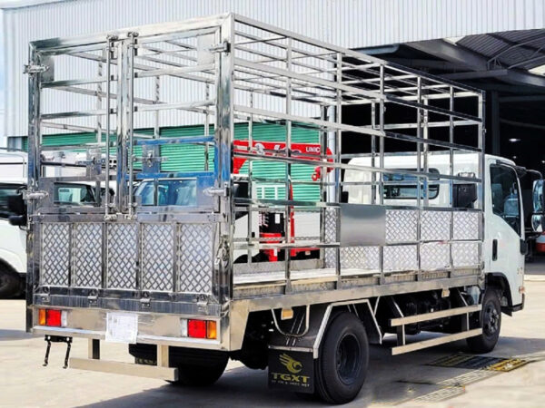 Xe tải Isuzu QKR270 chở gia cầm, lồng gà, vịt