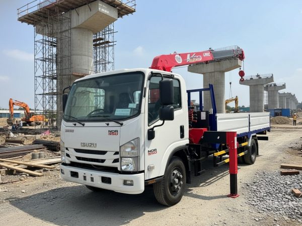 Xe tải Isuzu NQR550 gắn cẩu 3 tấn Unic URV374K (4 đốt)