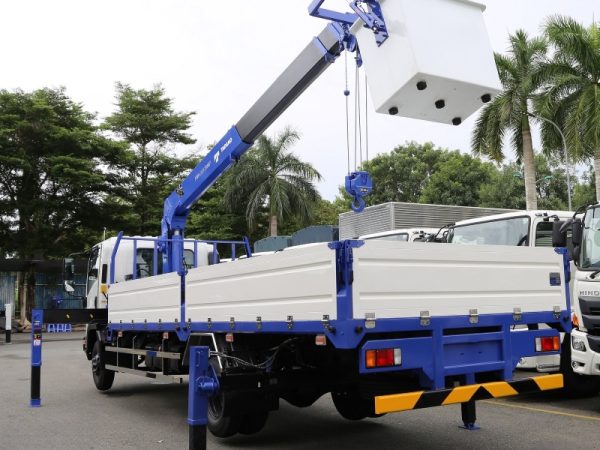 Xe tải cẩu 3 tấn Isuzu FRR650